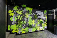 大塚にある会社のエントランス壁画。企業理念をアートで楽しく表現。絵の内容を社員さんと一緒になって作り上げていきます。実はその過程こそが企業理念を「経営陣から押し付けられたもの」から「自分たちが感じて動くもの」に変化していきます。そして来客がある度に壁画の内容を説明。何度も企業理念について説明するうちに企業理念が社員さんの頭だけでなく心と体に沁み込んでいきます。