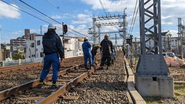 線路工事をする現場。多くの仲間と一緒に鉄道の安全、社会インフラを守ります！