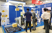 2024年11月に展示会「Tokyo Pack 2024」に出展。積極的に声掛けしながら、多くの来場者さまからの質問に皆で丁寧に対応しました。年間5つほどの展示会に参加して製造現場からの認知や興味を高めつつ、その場でいただくご意見や抱えておられる課題などを、すぐに開発に活かしたりしています。