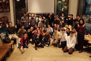 社員が集まった集合写真。社内では役職に関わらず「さん」付けで呼び合い、Google Chatで質問すれば誰かが答えてくれるフラットな雰囲気です。案件先が異なっても交流が盛んで、一人で悩みを抱え込まない環境を大切にしています。