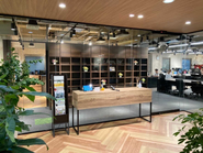 2021年、私たちは事業拡大を目的としてオフィスを移転。より働きやすい環境整備に取り組んでおります。