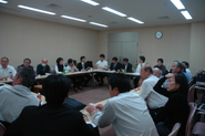 年末には、近くの会議室を借りて次年度の計画や夢の実現などを語り合います。例えば、誕生日休暇を作ろうやとか、ノー残業ディも欲しい。などなど、この会議で実現していきます。