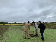 専門家と現場に出向き生産者と対話します。