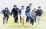 手を繋いでジャンプ！