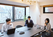 来客にも対応できるクローズドな会議室