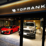 トップランクのショールーム。ショールームの中に入るだけで社員もドキドキ・ワクワクするような高級感あふれるような空間です。