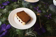 NOMU自慢のキャロットケーキ。花とスイーツを同時にエンジョイ！