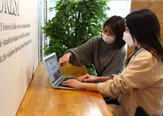 若いスタッフが多く、アットホームな雰囲気のオフィスです。人間関係が比較的フラットで、新作コスメの話題に花を咲かせることもしばしば。