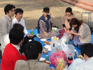 湊川公園で花見大会。この公園は花見シーズンに限らず年中昼間から酒飲んでる人が集まるので大いに盛り上がりました！すぐ横の東山商店街の立ち食い串かつ（1本80円）は最高です。