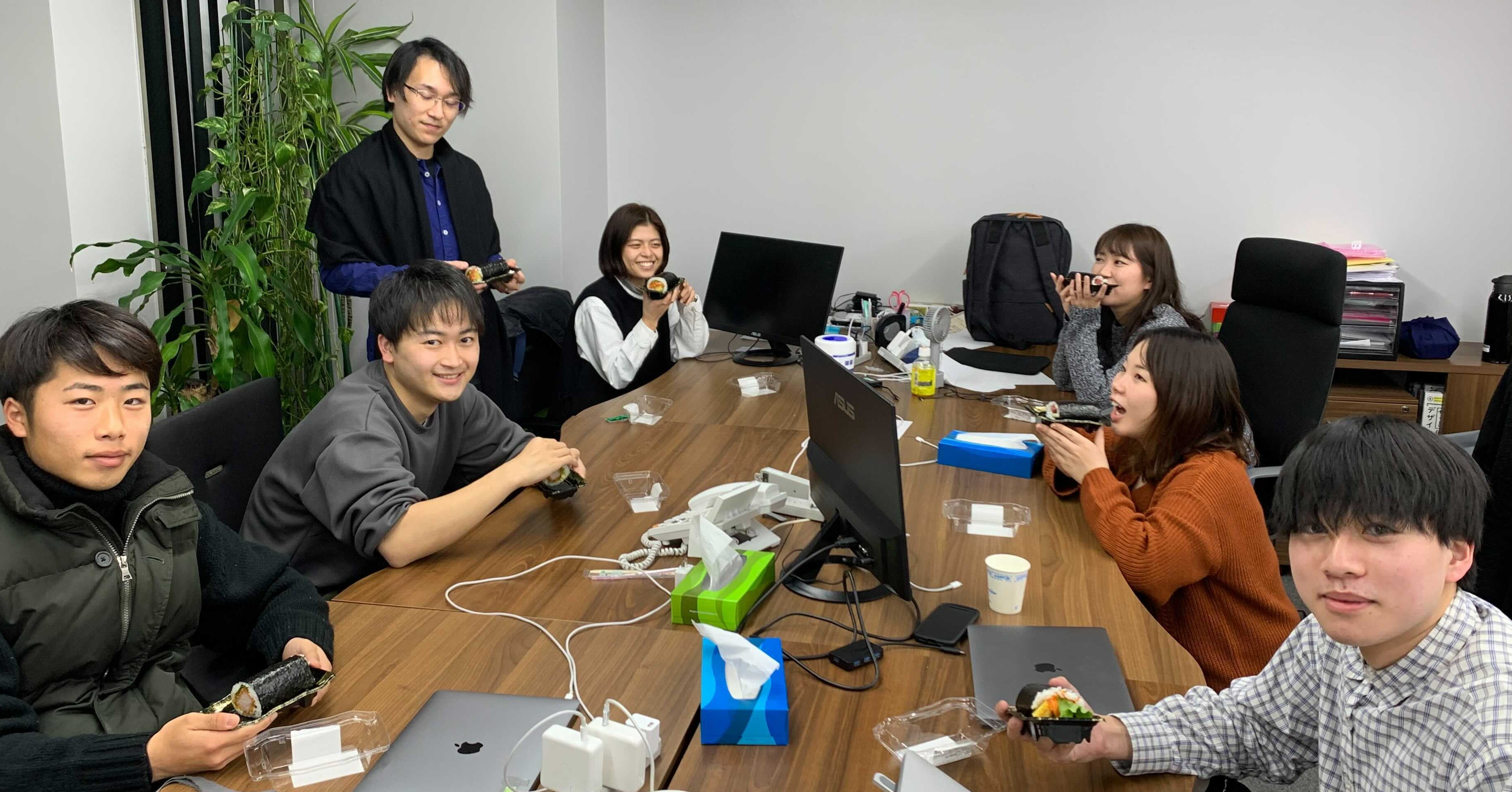 出社メンバーと恵方巻食べました！