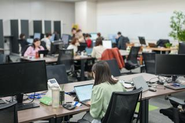 フリーアドレスで部署を横断したコミュニケーションが行われます。