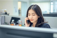 電話やメールを使った学生さんとのコミュニケーション。一人一人と真剣に向き合います。