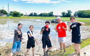 TSUBOMIプロジェクトでは、契約農家さんと年に一度ずつ、田植えと稲刈りを。今年は子ども食堂の子どもたちも参加し、総勢50人！