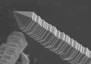 電子顕微鏡で見たThermalnite。名古屋大学・宇治原研究室の実験で、当初は「邪魔モノ」として現れた結晶でした。この繊維状の単結晶が、世界共通の熱問題を解く鍵になると分かったことが、U-MAPの始まりです。