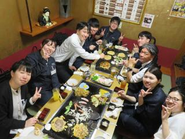 仕事終わりの食事風景を！ご飯を囲みながら、笑い合えるこの時間が仲間との絆を深めます。リラックスして明日へのパワーをチャージ！