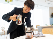 「バリス田ヶ谷」の異名をもつMC役の田ヶ谷（たがや）さんが淹れたてのコーヒーを提供