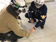 【安全パトロールの様子】細かいポイントも全員で確認しながら回ります。