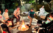 キャンプファイヤーを囲んで熱く語らう