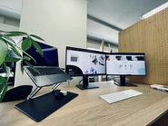 スタンディングデスク、大きなスクリーン、広々としたデスク、座り心地の良い椅子。CEOがエンジニアなので、開発環境にはこだわりが。