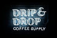 DRIP & DROP COFFEE SUPPLY　自社で運営しているコーヒーショップ。ロゴデザインはもちろんメニュー開発、ペーパーツールのデザイン、ショップデザイン、WEBなどすべてのデザインをコントロールしています。　https://www.drpdrp.com