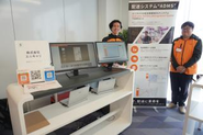 展示会での自社プロダクトの紹介。