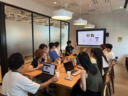 会社で定期的に行われる社内研修の様子です。