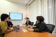 エンジニア全員でミーティングをしているところです。