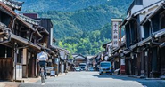 岐阜県美濃市のうだつの上がる街並み。古民家の利活用が進み、空き家に店が入り、新たな人の往来が増え始めている。