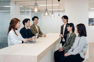 リフレッシュスペースでは、ちょっとした雑談や休憩など社内コミュニケーションが活発です