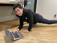 腕立て(Push UP)しながらのPC操作、通称PUPCも。