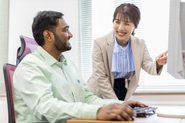 社内は外国籍比率は全体の15％ほど。外国籍メンバーとも日々切磋できる環境です。英語ができるメンバーも多く、英語や日本語の勉強の時間を持ち、語学力が日々向上していけるのも魅力の一つ。