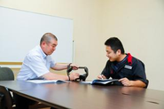 最初はタイヤのことがわからなくても安心してください。先輩社員が丁寧に教えます。