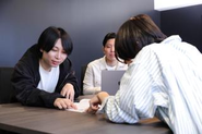 年次や職種の壁なくフラットに相談できる風通しの良さ。チーム全体で顧客の課題解決に伴走します！