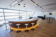 社内のバーカウンター。毎月メンバーみんなで集まってわいわい、交流しています。