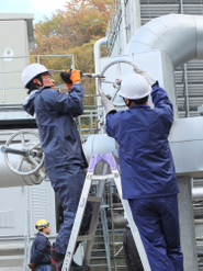 蒸気バルブの調整の風景