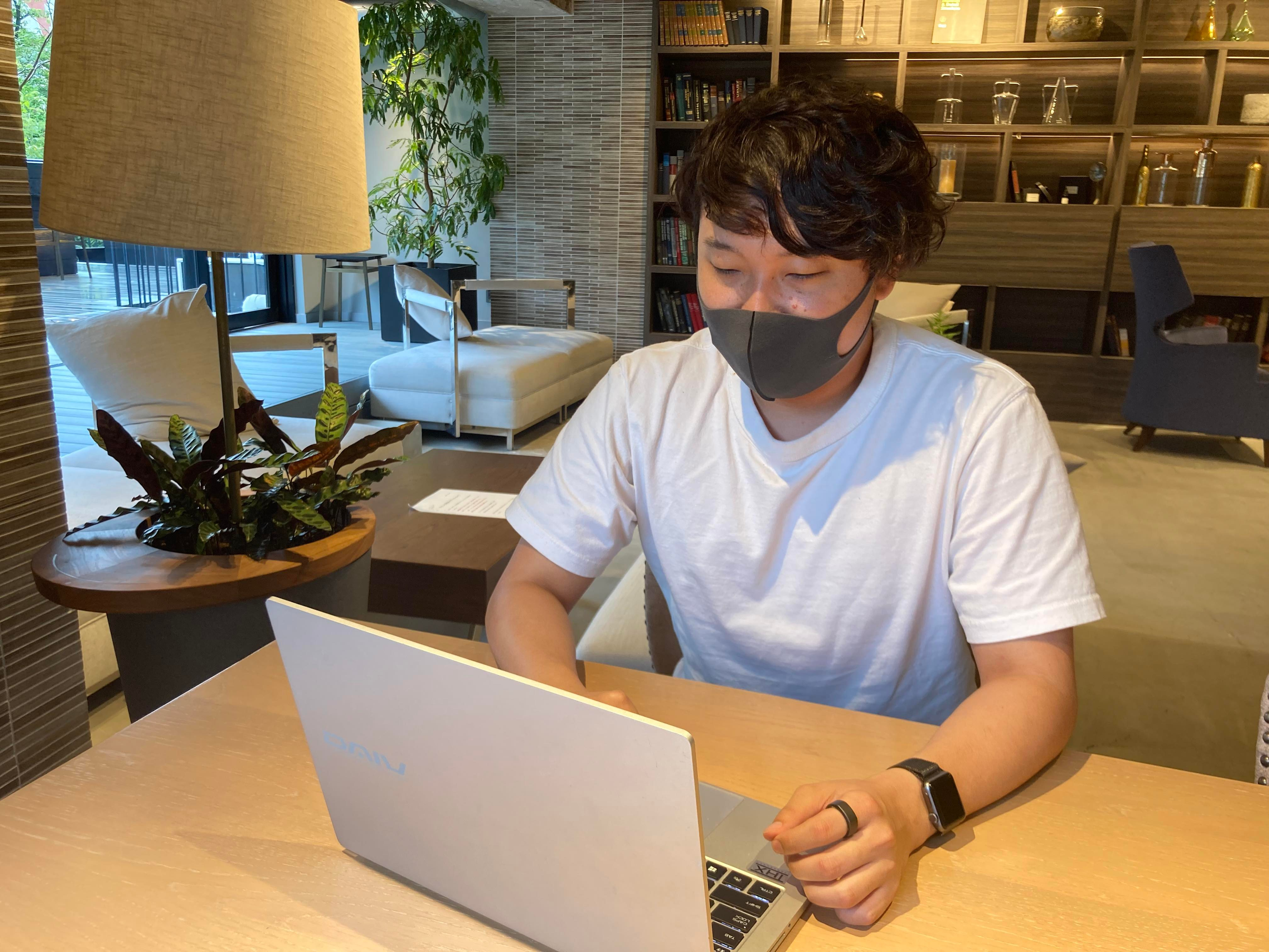 【BONNOU採用担当者紹介】取締役・旅人・ポーカー日本ランカー。BONNOUの採用担当兼取締役の横野さんが語る、異色の経歴とマーケティングに向ける熱量の源泉とは。