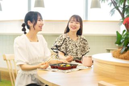 毎日お弁当が提供される「ランチ無料制度」が人気です。月１万円以上ランチ代が浮きました！という声も。ウォーターサーバーや社内カフェも完備。