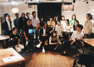 笑顔溢れるメンバーたち。月次報告会のあとはみんなで懇親会で和気あいあいと楽しく過ごすのが定例です！