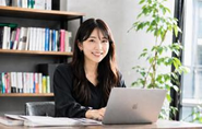 ローカルAIの「藍野笑実」さんです。社内の様々なお知らせをしてくれます。