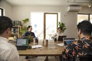 メンバーは30代が中心。立場や役職を問わずに意見を言い合える風通しの良い職場です。