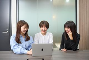 現役エンジニアが指導する自社カリキュラムはオンラインで進めます！自由度が高く、質問は24ｈ可能！