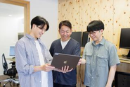 ベテランプログラマが「親方」となり、技術も姿勢も伝える徒弟制度で人を育てています
