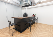 立ちながら作業やランチ、勤務後のBarスペース