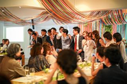 ウェディングパーティーの中で、ご両家のお父様から歌のプレゼント。気づけば自然とゲストが集まり大合唱に！