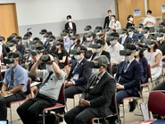 第３６回日本外傷学会総会・学術集会にて、VRゴーグル100台同時接続の大規模医療VRセミナーを実施しました。本VRセミナーでは、ドクターカー内での外傷処置、転落による重傷患者の転院などのVRコンテンツを受講者に体験・学習いただき、受講者は外科学会「外科専門医」認定のための単位を取得することができます。