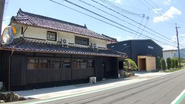 社員向けにオープンしたカフェ(手前)と社屋(奥)