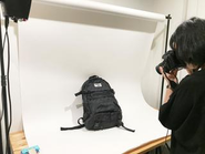 ECにおいて販売ページに使う商品画像は大切な要素の1つ。撮影担当とイメージをすり合わせて、商品の魅力や作品の世界観を商品画像に落とし込みます。