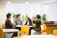 【さん付け文化】マネジャーも部長も、例え各社の社長でも、役職ではなく“さん”付けで呼びます。役職を超えてフラットに議論をすることでこそ、新しい価値を創造できる組織となります。
