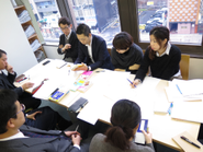 営業部を含めた編集会議。様々な意見を踏まえ、いい本を全員で作っています。