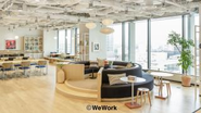 私たちが普段働いているオフィス空間の一部をご紹介★ WeWork KANDA SQUAREにオフィスをかまえています。共用エリアの一角にはドリンクスペースも完備。 コーヒーやお茶等充実のドリンクがフリーでお楽しみいただけます★オフィスでアイデアが煮詰まったときには共用エリアでお仕事をしたり気分転換にも活用しています。